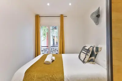 Un ou plusieurs lits dans un hébergement de l'établissement UrbanFlat 99 - Beautiful 6 BDR Apartment in the center of Paris
