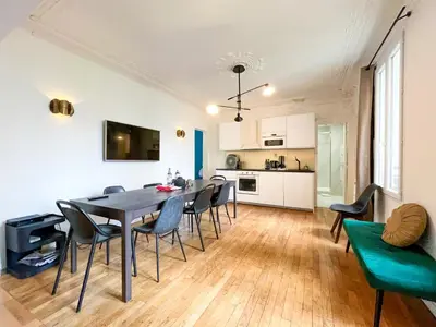 Cuisine ou kitchenette dans l'établissement UrbanFlat 99 - Beautiful 6 BDR Apartment in the center of Paris