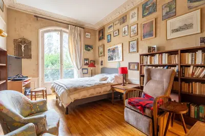 Bibliothèque dans l'appartement