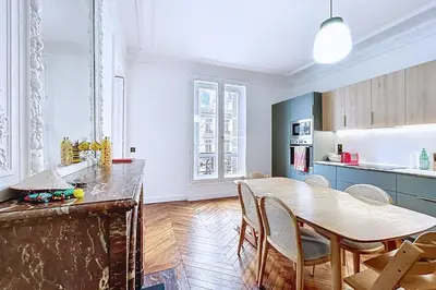 Cuisine ou kitchenette dans l'établissement Grand Appartement Haussmannien Malesherbes