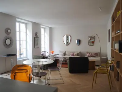 Coin salon dans l'établissement Beautiful bright apartment near Champs Elysées