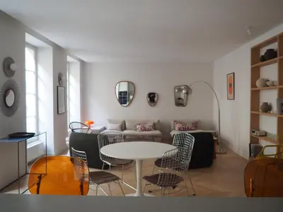 Coin salon dans l'établissement Beautiful bright apartment near Champs Elysées