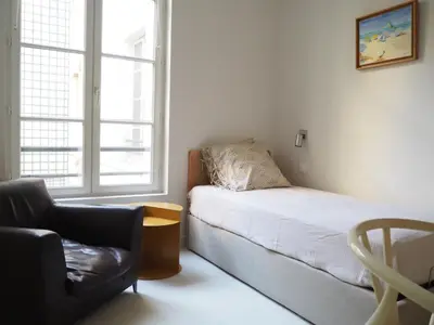 Un ou plusieurs lits dans un hébergement de l'établissement Beautiful bright apartment near Champs Elysées