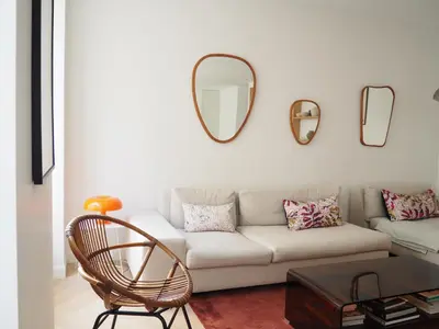 Coin salon dans l'établissement Beautiful bright apartment near Champs Elysées