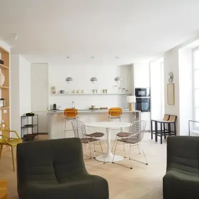 Beautiful bright apartment near Champs Elysées
