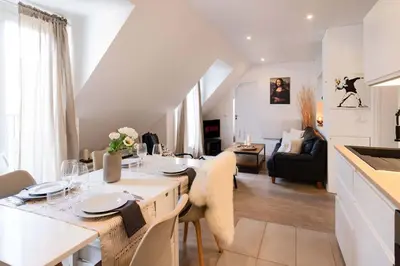 Coin salon dans l'établissement Bright 2BR with Balcony Chic Paris