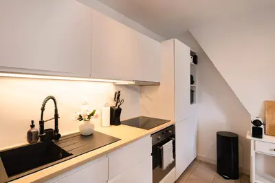 Cuisine ou kitchenette dans l'établissement Bright 2BR with Balcony Chic Paris