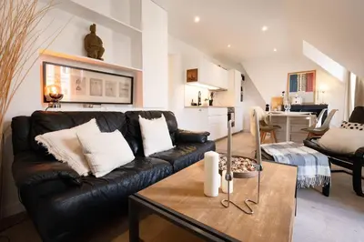 Coin salon dans l'établissement Bright 2BR with Balcony Chic Paris