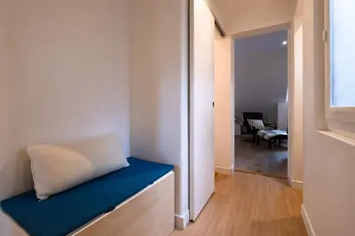 Coin salon dans l'établissement Bright 2BR with Balcony Chic Paris