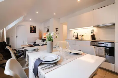 Cuisine ou kitchenette dans l'établissement Bright 2BR with Balcony Chic Paris