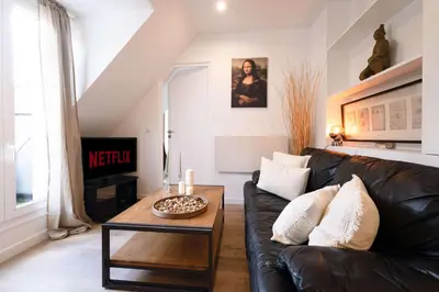 Coin salon dans l'établissement Bright 2BR with Balcony Chic Paris