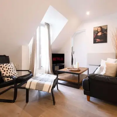 Bright 2BR with Balcony Chic Paris