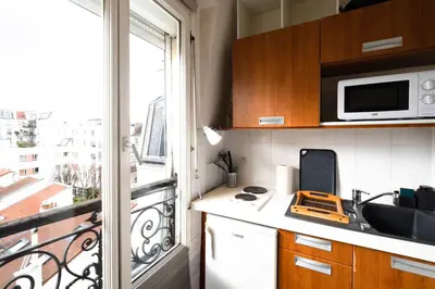 Cuisine ou kitchenette dans l'établissement Cozy Studio near Latin Quarter
