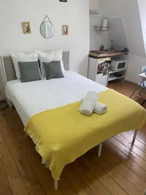 Un ou plusieurs lits dans un hébergement de l'établissement Appartement République proche du marais Folie Mericourt
