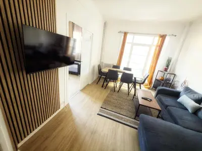 Télévision ou salle de divertissement dans l'établissement Bright and Comfortable Apartment for 6 Near Paris