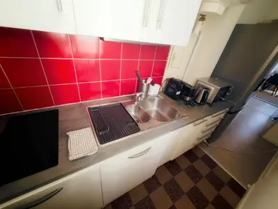 Cuisine ou kitchenette dans l'établissement Bright and Comfortable Apartment for 6 Near Paris