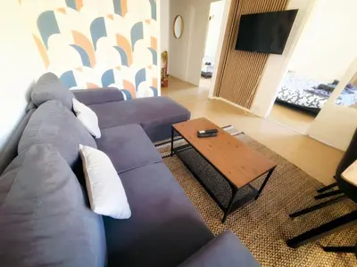 Télévision ou salle de divertissement dans l'établissement Bright and Comfortable Apartment for 6 Near Paris