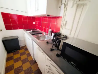 Cuisine ou kitchenette dans l'établissement Bright and Comfortable Apartment for 6 Near Paris