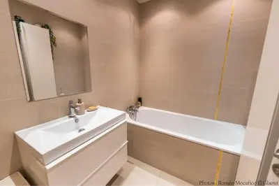Salle de bains dans l'établissement Louvre Suite a diamond in heart of Paris