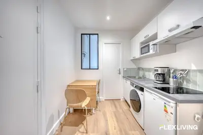 Cuisine ou kitchenette dans l'établissement À 4 min du Sacré-Cœur Studio charmant