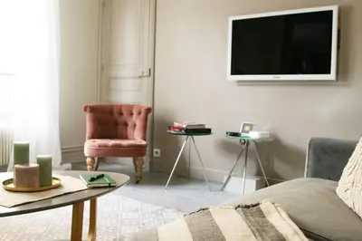 Télévision ou salle de divertissement dans l'établissement Serenty - 1BR - Eiffel Tower & Les Invalides