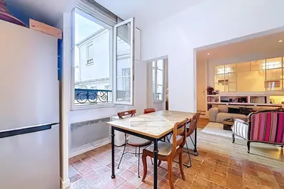 Cuisine ou kitchenette dans l'établissement Spacieux Apt Oberkampf près Bastille