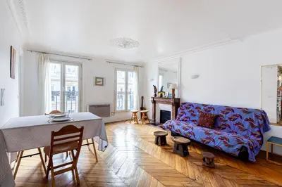 Coin salon dans l'établissement GuestReady - Bright Parisian charm • Château d'Eau