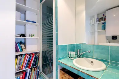 Salle de bains dans l'établissement GuestReady - Bright Parisian charm • Château d'Eau