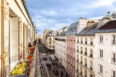 Vue générale sur Paris ou vue de la ville depuis l'appartement