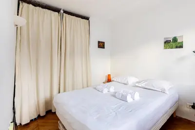 Un ou plusieurs lits dans un hébergement de l'établissement GuestReady - Bright Parisian charm • Château d'Eau