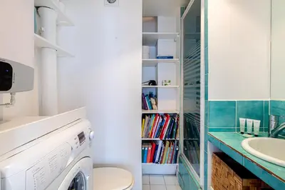Salle de bains dans l'établissement GuestReady - Bright Parisian charm • Château d'Eau