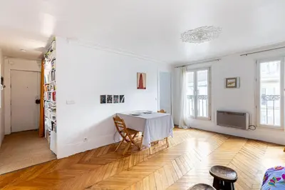 Coin salon dans l'établissement GuestReady - Bright Parisian charm • Château d'Eau