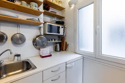 Cuisine ou kitchenette dans l'établissement GuestReady - Bright Parisian charm • Château d'Eau