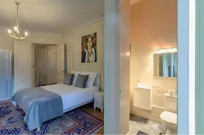 Un ou plusieurs lits dans un hébergement de l'établissement Big 3BR Apartment for 9 - Near Arc de Triomphe