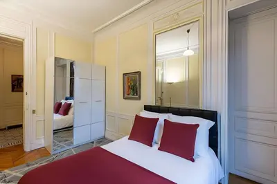 Un ou plusieurs lits dans un hébergement de l'établissement Big 3BR Apartment for 9 - Near Arc de Triomphe