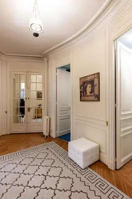Un ou plusieurs lits dans un hébergement de l'établissement Big 3BR Apartment for 9 - Near Arc de Triomphe