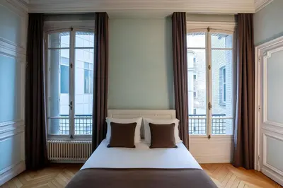 Un ou plusieurs lits dans un hébergement de l'établissement Big 3BR Apartment for 9 - Near Arc de Triomphe