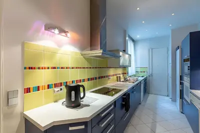 Cuisine ou kitchenette dans l'établissement Big 3BR Apartment for 9 - Near Arc de Triomphe