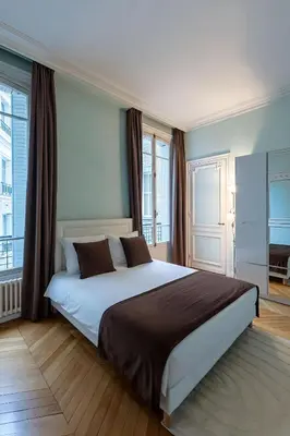 Un ou plusieurs lits dans un hébergement de l'établissement Big 3BR Apartment for 9 - Near Arc de Triomphe