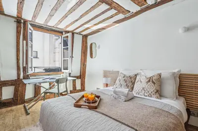 Un ou plusieurs lits dans un hébergement de l'établissement Serenty - Chic 1BR Steps from the Louvre & Palais Royal & Opéra