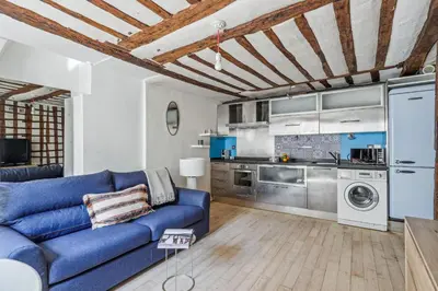 Cuisine ou kitchenette dans l'établissement Serenty - Chic 1BR Steps from the Louvre & Palais Royal & Opéra