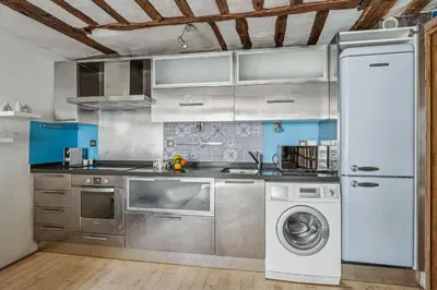 Cuisine ou kitchenette dans l'établissement Serenty - Chic 1BR Steps from the Louvre & Palais Royal & Opéra