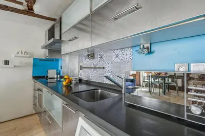 Cuisine ou kitchenette dans l'établissement Serenty - Chic 1BR Steps from the Louvre & Palais Royal & Opéra