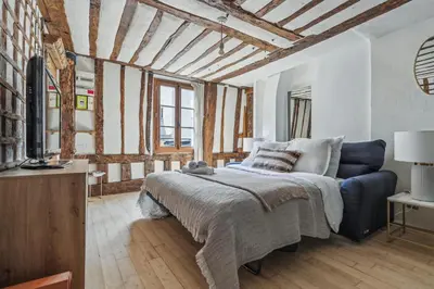 Un ou plusieurs lits dans un hébergement de l'établissement Serenty - Chic 1BR Steps from the Louvre & Palais Royal & Opéra