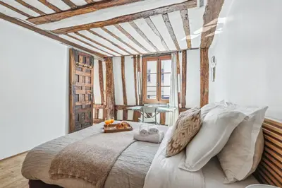 Un ou plusieurs lits dans un hébergement de l'établissement Serenty - Chic 1BR Steps from the Louvre & Palais Royal & Opéra