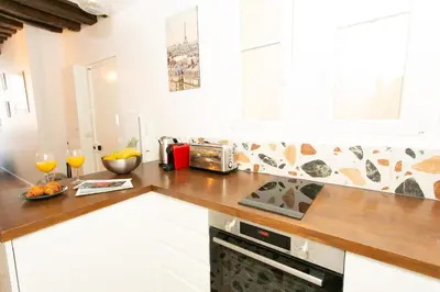 Cuisine ou kitchenette dans l'établissement BnBNova - Île Saint-Louis & Pont de la Tournelle