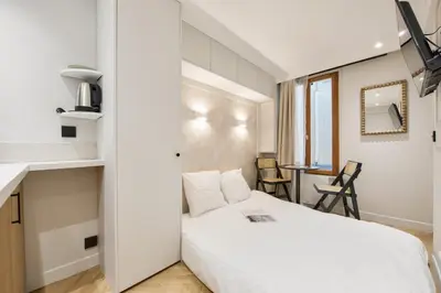 Un ou plusieurs lits dans un hébergement de l'établissement Petit Studio Elegant Invalides et Tour Eiffel