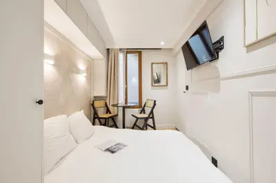 Un ou plusieurs lits dans un hébergement de l'établissement Petit Studio Elegant Invalides et Tour Eiffel
