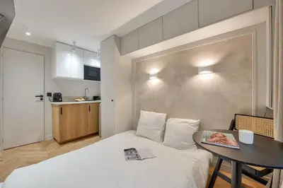 Un ou plusieurs lits dans un hébergement de l'établissement Petit Studio Elegant Invalides et Tour Eiffel