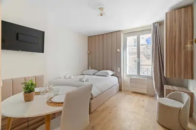 Télévision ou salle de divertissement dans l'établissement Chic studio Neuf Batignolles
